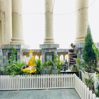 Balcony garden with garden fencing and fountain